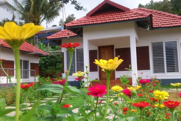 Himani Heritage Resorts, formerly Camp Nishani Holidays, Prenota  Hotel a Karnataka con piscina, Piscina