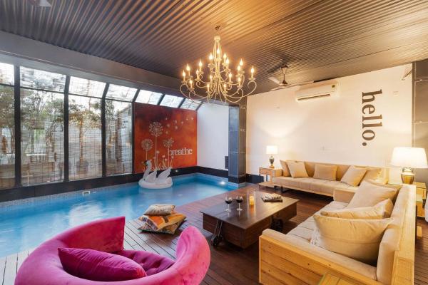 StayVistas The Barn House - Farm-View Villa with with bonfire, Indoor Pool & Bar, Buchen Sie  Hotels in Chandigarh Region mit Pool, Schwimmbad