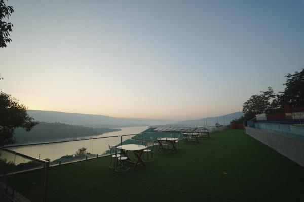 Nisarga Lake Resort, Réserver  Hôtels avec piscine à Satara, Piscine