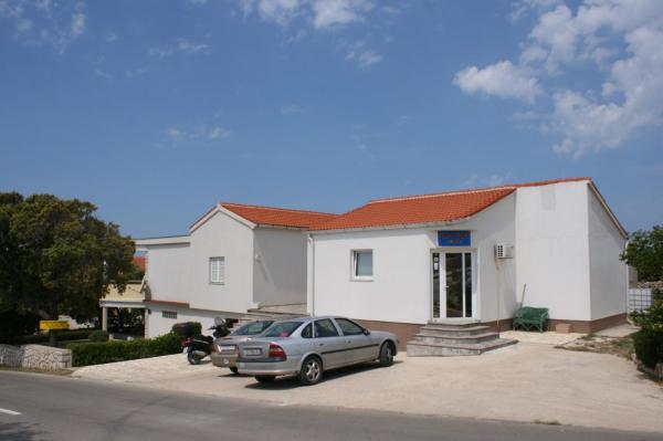 Apartments with a parking space Mandre, Pag - 6456, Réserver Appartement Hôtels à Kvarner avec parking, Parking