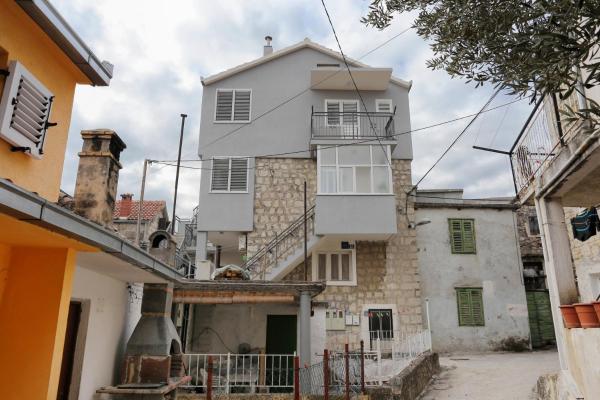Apartments by the sea Kastel Kambelovac, Kastela - 8679, Buchen Sie Ferienwohnung Hotels in Gespanschaft Split-Dalmatien mit Parkplatz, Parkplätze