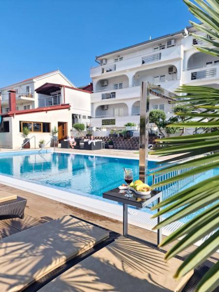 Apartments Silva with a view of sea, Buchen Sie Ferienwohnung Hotels in Gespanschaft Split-Dalmatien mit Parkplatz, Parkplätze