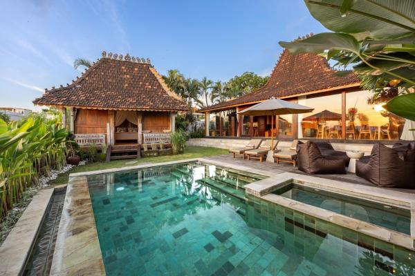 Villa Kayu 2BR Villa with Stunning Rice Field Views by Santi Management, Reserva ahora  Hoteles con piscina en Bali, Piscina