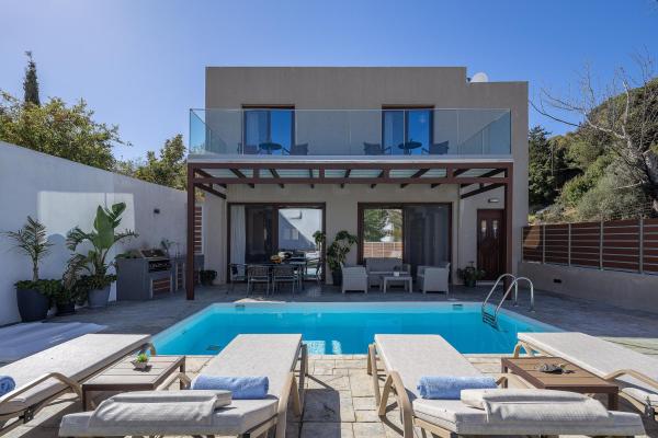 Unwind in Style Fotinou Villa with Heated Pool Awaits, Prenota  Fotinós Rethymno Regional Unit