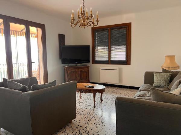 Charmant haut de Villa, Reserva ahora  Hoteles en Volx con aparcamiento, Aparcamiento