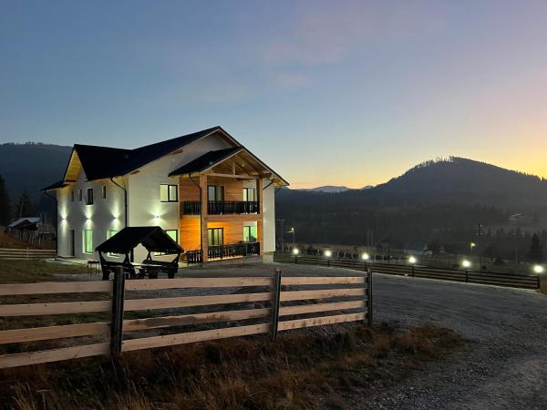 Pensiunea Poiana Munților, Reserva ahora  Hoteles en Suceava con aparcamiento, Aparcamiento