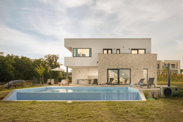 Villa Cala Sonriso for 8 people near Pula with heated pool & sea view, Prenota  Hotel con piscina a Krnica, Piscina