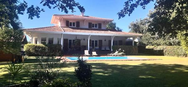 Villa Romance, Reserva ahora  Hoteles en Aquitania con aparcamiento, Aparcamiento