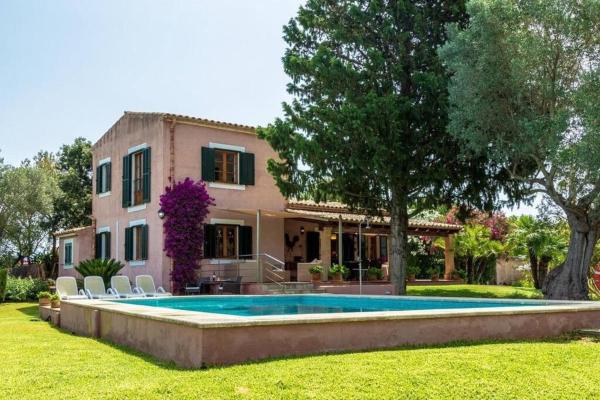 Villa in Alcudia with passion and care in every detail by Renthousing, Prenota  Alcúdia Maiorca