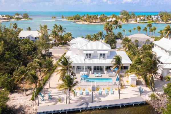 Caribe Sun - Modern Villa with Pool! Walk to the Rum Point Club & Kaibo, Prenota  Hotel a Grand Cayman con piscina, Piscina