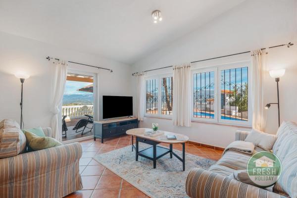 Villa Enya - remote villa with the best views, Buchen Sie  Hotels mit Pool in Axarquía, Schwimmbad