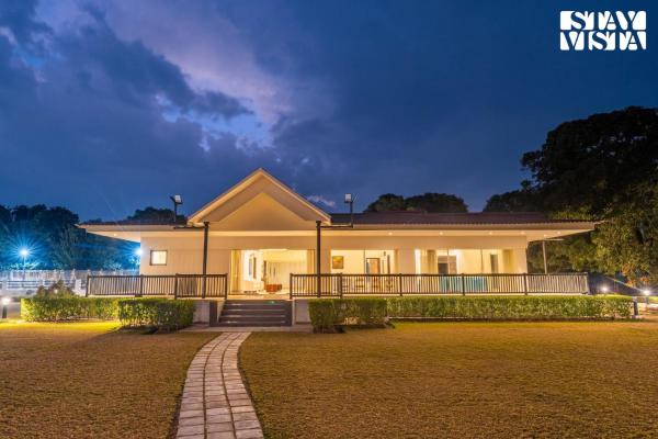 StayVista at Villa Solace with Pool, Prenota Villa Hotel a Chandigarh Region con piscina, Piscina