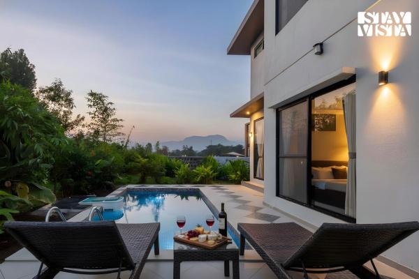 StayVista at Daffodil Villa with Mountain View, Réserver  Hôtels à Maharashtra avec piscine, Piscine