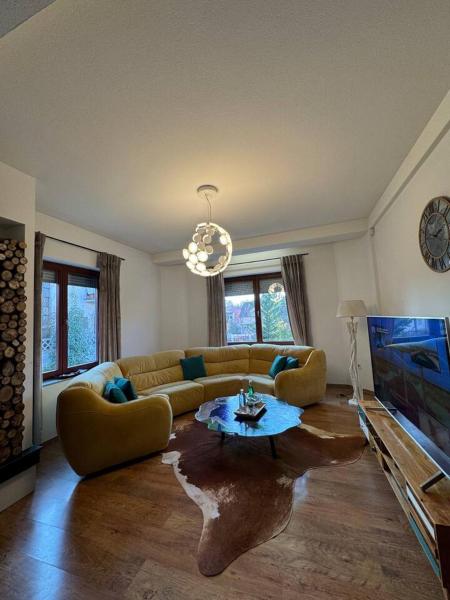 De Luxe Villa, Prenota  Hotel a Skopje con parcheggio, Parcheggio