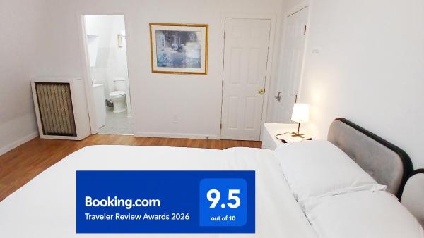 Master bedroom with private bath -FREE WIFI-Self check in, Buchen Sie  New London 