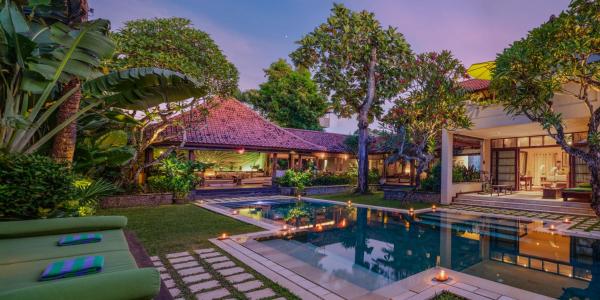 Villa Mata Budha Seminyak, Buchen Sie  Hotels mit Pool in Badung, Schwimmbad