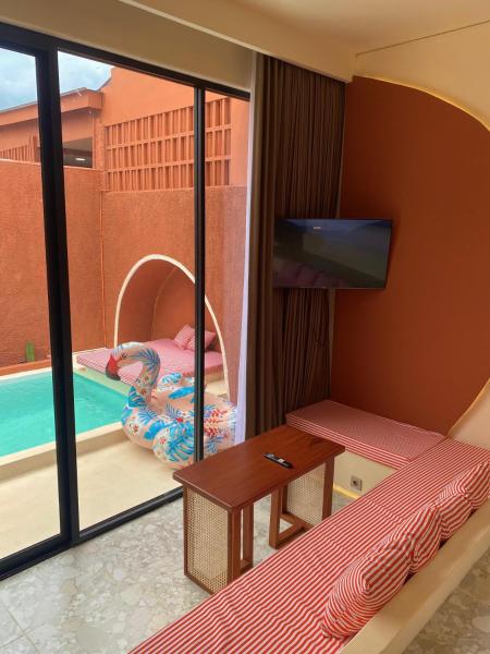 Anom Villa Jogja With Private Pool, Buchen Sie  Hotels in Provinz Yogyakarta mit Parkplatz, Parkplätze