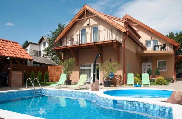 Borostyán Panzió Balatonfüred, Buchen Sie  Hotels mit Pool in Mitteltransdanubien, Schwimmbad