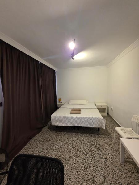 HABITACIÓN privada centro málaga cerca tren María Zambrano y playa muy buena conexión WiFi, Prenota  Malaga Costa del Sol