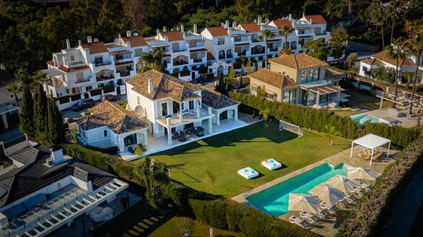 VACATION MARBELLA I Villa Milka, Frontline Golf, Giant Private Heated Pool, Close to High-end Restaurants, 8min Puerto Banus, Cine Room, Prenota  Hotel a Costa del Sol con piscina, Piscina