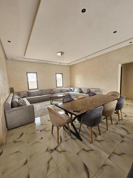 Villa route fes, Buchen Sie  Hotels in Marrakech-Safi mit Parkplatz, Parkplätze