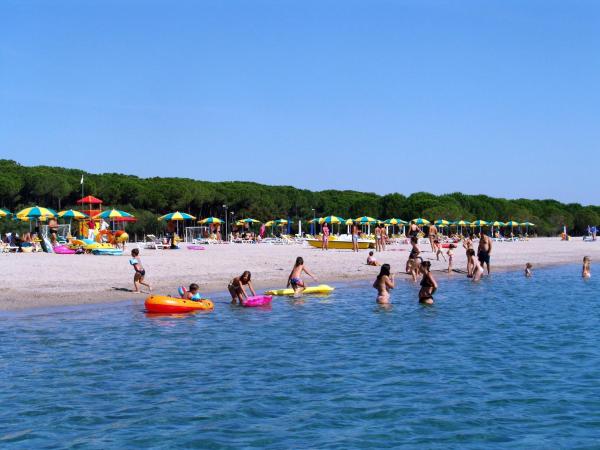 Happy Camp mobile homes in Camping Thurium Villaggio, Prenota  Hotel a Marina di Sibari con parcheggio, Parcheggio