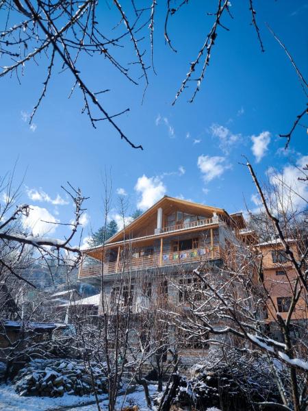 Zankhrpas A Himalayan Home - Manali, Book  Manali 