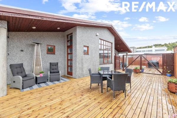 Amazing Villa With Hot Tub Near Reykjavík, Prenota  Lágafell Regione della Capitale