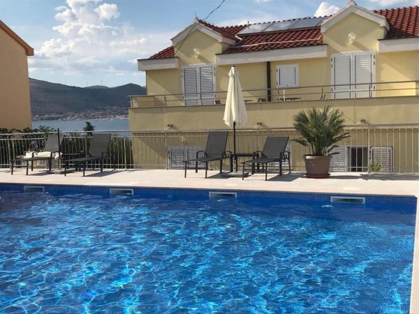 Apartments Villa Moonlight - One Bedroom Apartment with Sea View Balcony Junior, Buchen Sie Ferienwohnung Hotels in Gespanschaft Split-Dalmatien mit Pool, Schwimmbad