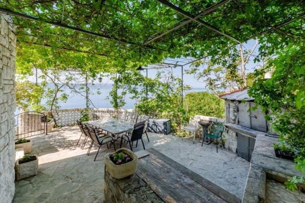 Villa Kosa - Two Bedroom Apartment with Terrace and Sea View A1 Prizemlje, Buchen Sie Ferienwohnung Hotels in Gespanschaft Split-Dalmatien mit Parkplatz, Parkplätze