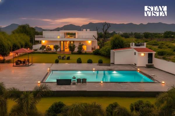 StayVista at Aravali Villa - View, Pool & BBQ, Prenota  Hotel a Bedla con piscina, Piscina