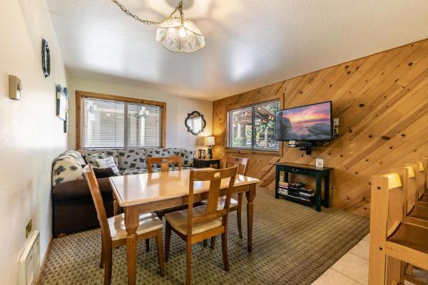 Spacious 1br Condo w/Partial Lake View #117 at Donner Lake Village, Buchen Sie  Truckee Squaw Valley