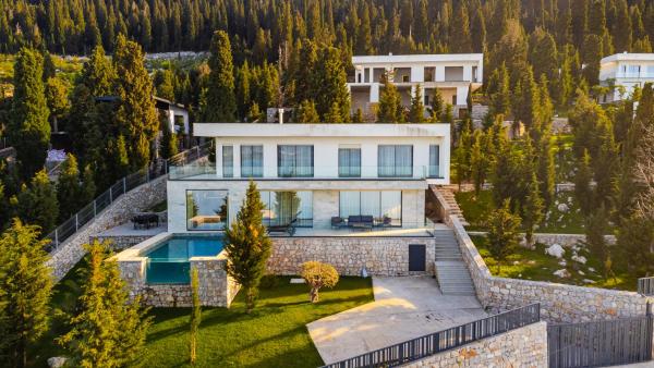 Villa Serenity Luxury Lakeside Manor, Reserva ahora  Hoteles con piscina en Shirokë, Piscina