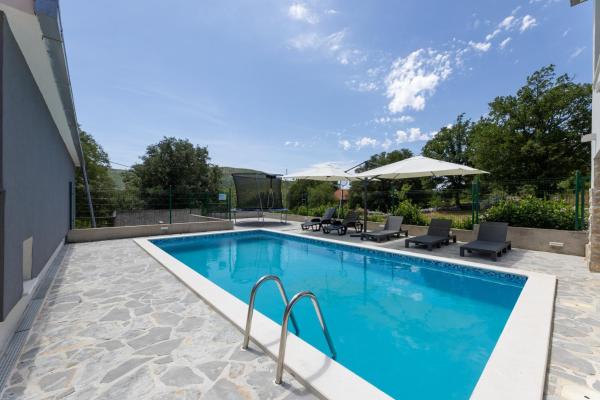 Nany-Villa with heated pool, Buchen Sie  Hotels in Gespanschaft Split-Dalmatien mit Parkplatz, Parkplätze