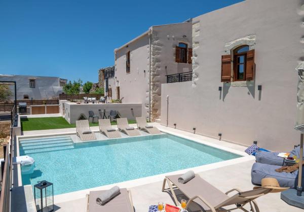 Pavlina Villa , a hidden gem with heated pool and ping pong, Book  Hotels in Perama with a Pool, Swimming Pool