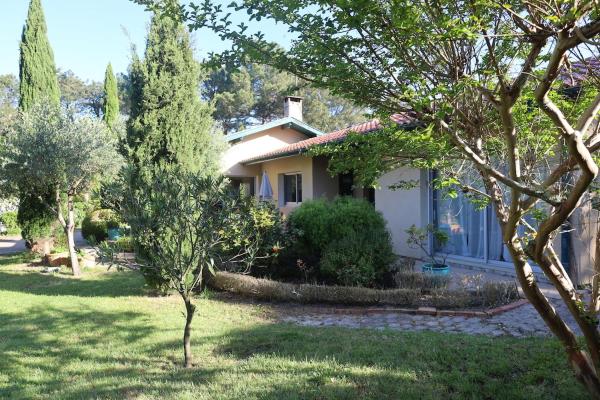 Villa dans un cadre de verdure 110 m2 proche Golf et Lac, Reserva ahora  Hoteles en Aquitania con aparcamiento, Aparcamiento