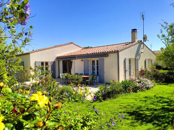 Villa 12 pers - grand jardin - 8 min à pied de la plage - idéal pour détente ou remote-working, Reserva ahora  Hoteles en Aquitania con aparcamiento, Aparcamiento