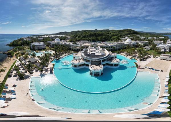 The Signature Level at Grand Palladium Lady Hamilton Resort & Spa- All Inclusive, Buchen Sie  Hotels mit Pool in Hanover, Schwimmbad