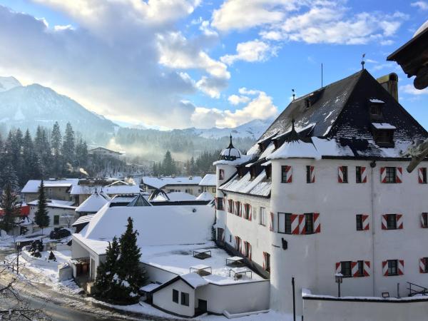 Family Hotel Schloss Rosenegg, Prenota Hotel Hotel con piscina a Tirolo, Piscina