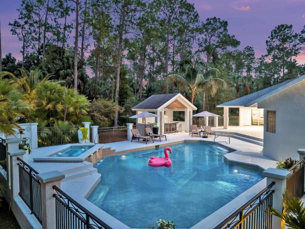 Naples Escape, 2 Villas, Pickleball, Basketball, Heated pool & Spa, Game Room, Buchen Sie  Naples 