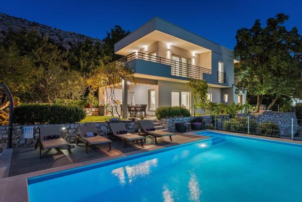 NEW! Villa UP with panoramic views of picturesque landscape and sea, Buchen Sie  Hotels in Gespanschaft Split-Dalmatien mit Pool, Schwimmbad