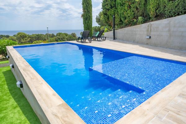 Villa Santa Cristina Lux, Ideal Familias, frente al Mar - Cala Treumal, Prenota  Hotel a Costa Brava con piscina, Piscina