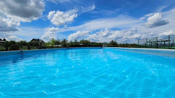 Noclegi u Banysia w sercu Gór Świętokrzyskich, Buchen Sie Bauernhof Hotels in Heiligkreuz mit Pool, Schwimmbad