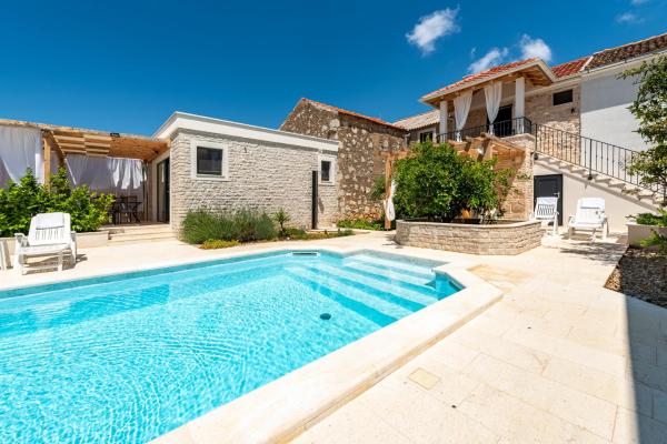 Apartment Varos with shared pool, Prenota Appartamento Ugliano Ugliano