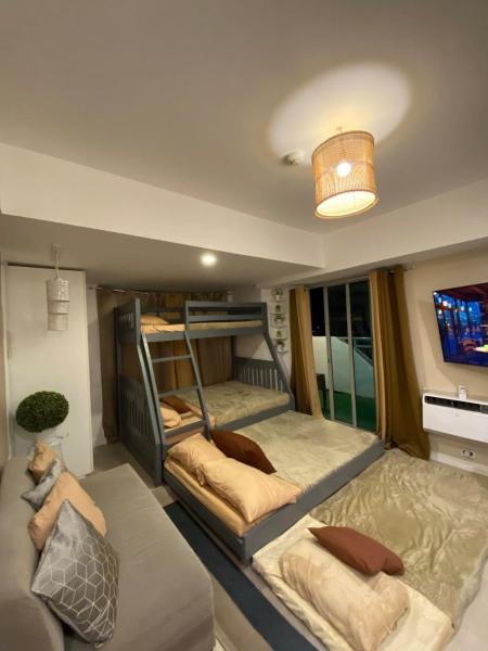 1-BR Condo with 4 BEDS, DINING, Karaoke,NETFLIX,YTpremium,GAMES,WIFI,25TH fLoor - Sunrise & Sunset CITY&POOL view , wrap-around BALCONY, Prenota  Hotel a Luzon con parcheggio, Parcheggio