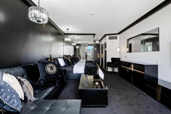 Versace Themed Hotel Room in Prime Location, Reserva ahora  Hoteles en Queensland con aparcamiento, Aparcamiento