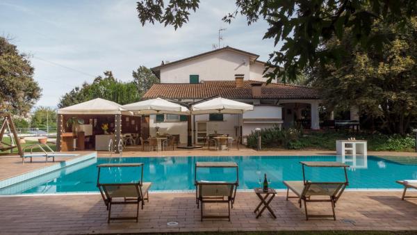 LA SCUDERIA 8, Emma Villas, Reserva ahora  Hoteles en Santa Paola con piscina, Piscina