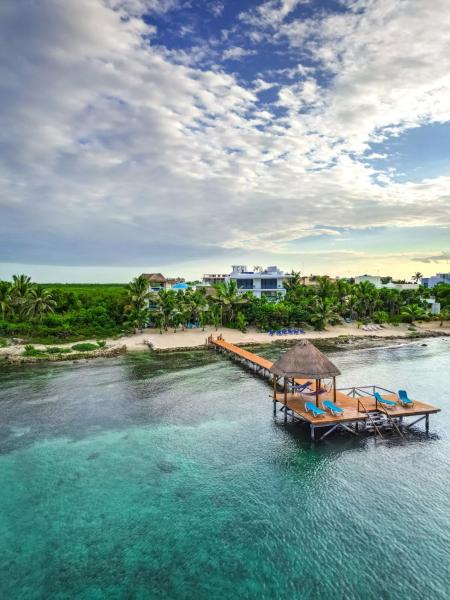 Gorgeous Oceanfront Villa with Private Pool and Dock, Prenota  Hotel con piscina a Tulum, Piscina