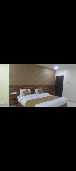Hotel dolphin, Réserver  Hôtels à Telangana avec parking, Parking