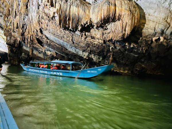 Daily Free Trekking Tour - Nguyen Shack, Prenota  Hotel a Quang Binh con piscina, Piscina